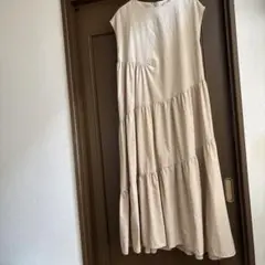 ベージュ ノースリーブ ティアードワンピース