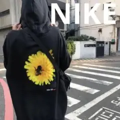 NIKESB/ナイキエスビー ビッグシルエット バックプリントパーカー ミツバチ