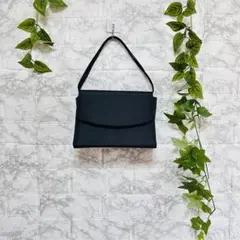 ブラック　クラッチバッグ ハンドストラップ付き　内ポケット2個　美品
