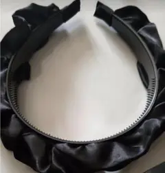 フリル付き黒サテンカチューシャ