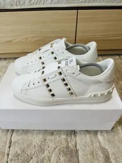 Valentinoロックスタッズ アンタイトルド スニーカー