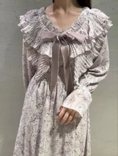SNIDEL sustainableプリーツカラープリントワンピース