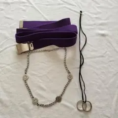 スマイリーフェイスネックレスと紫ベルト