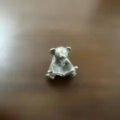 クマの本を読む置物　ほぼ日