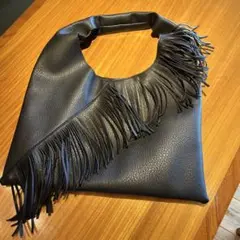 フリンジ付きブラックショルダーバッグ