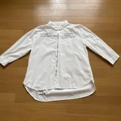 ちょっと　おしゃれなロゴ入りシャツ