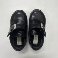 黒いバックル付きフォーマルシューズ