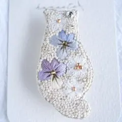 猫刺繍ブローチ　ビオラと白いお花