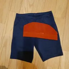 ネイビーブルー 水着と赤いキャップ