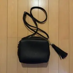 タッセル付き黒ショルダーバッグ