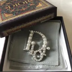 ロゴ シルバーパール ブローチ