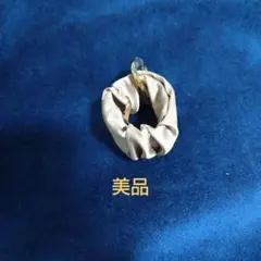 ベージュ サテン フリルヘアカフ