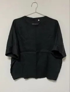黒の半袖シャツ バックボタン付き