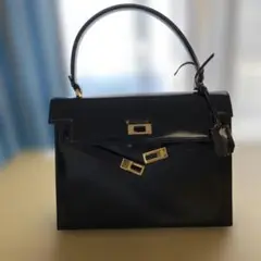 黒のハンドバッグ 金具付き