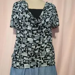 幾何学模様のドレープTシャツ