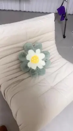 クリーム色のソファと花型クッション