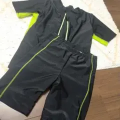 スポーツ用水着 半袖ショートパンツ 黒/緑