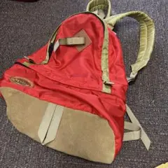 シンプルな赤いバックパック