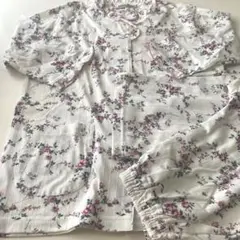 新品　フリル付きホワイト・ピンク花柄パジャマ M しまむら
