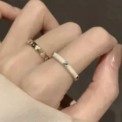 ゴールドとホワイトのリング2つセット