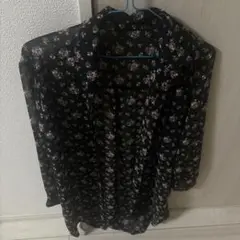 ブラック花柄長袖シャツ