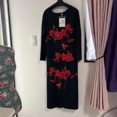 赤い花刺繍の黒い長袖ワンピース