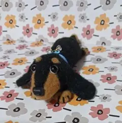 羊毛フェルト 犬 黒と茶色 リボン付き