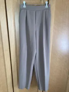 センタープレステーパードパンツ