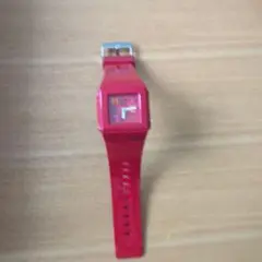 赤色デジタル腕時計