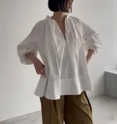 MARJOUR ヴィンテージ風タックブラウス