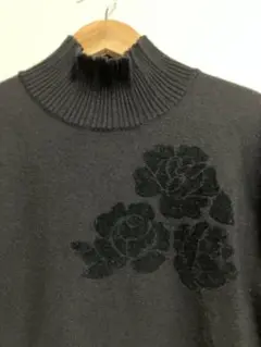 インゲボルグ　ブラック 花柄タートルネックセーター