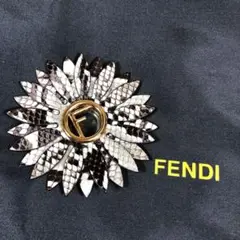 フェンディ マグネットブローチ フラワー パイソン ゴールド金具