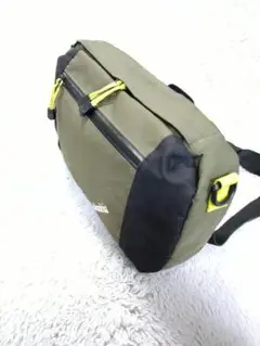 コロンビア Columbia　ボディーバッグ　カーキー系色　コロンビア刺繍入り