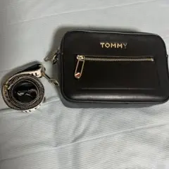 TOMMY ブラック ショルダーバッグ