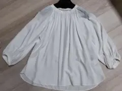 【美品】オフホワイト ふんわりサラっと ギャザー ブラウス UNTITLED
