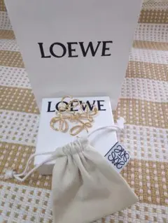 ロエベ　アナグラムブローチ　金色