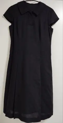 黒の半袖膝丈ワンピース