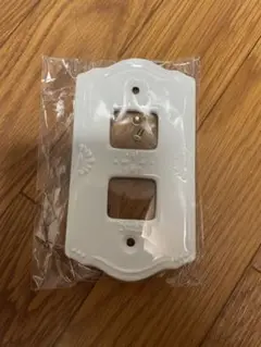 ホワイト スイッチカバー 装飾的デザイン　陶器