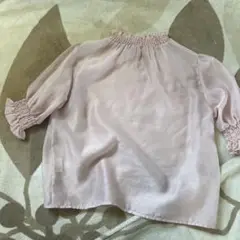 薄いピンクのシャーリングブラウス