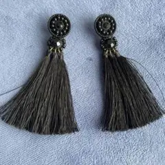 ブラック タッセル　黒ピアス