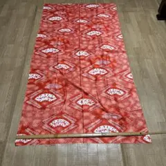 136昭和レトロ　扇子模様 赤い布地 約105cm×200cm