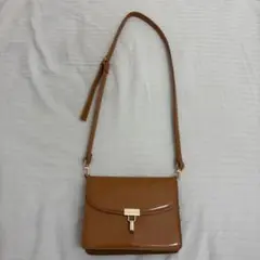 エナメル ショルダーバッグ ブラウン