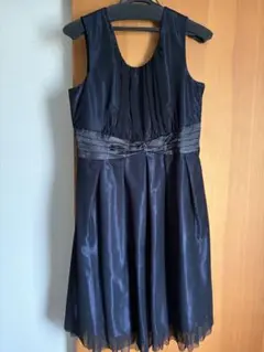 黒スリーブレスドレス