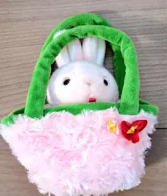 ウサギのぬいぐるみ付きバッグ