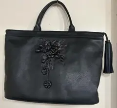 ⭐︎値下げ⭐︎作家一点物　アトリエさくらんぼ黒い花の装飾付きレザートートバッグ