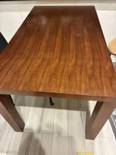 ブラウン木製ダイニングテーブル