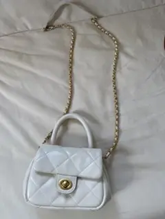 ホワイトキルティングショルダーバッグ