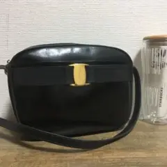 《美品》Ferragamo (フェラガモ)レザー ショルダーバッグ ブラック 黒