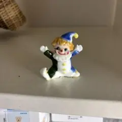 カラフルなクラウンの置物
