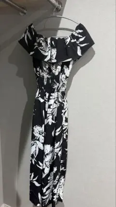 セシルマクビー花柄オフショルオールインワンタグ付き【9/2までの特別価格】